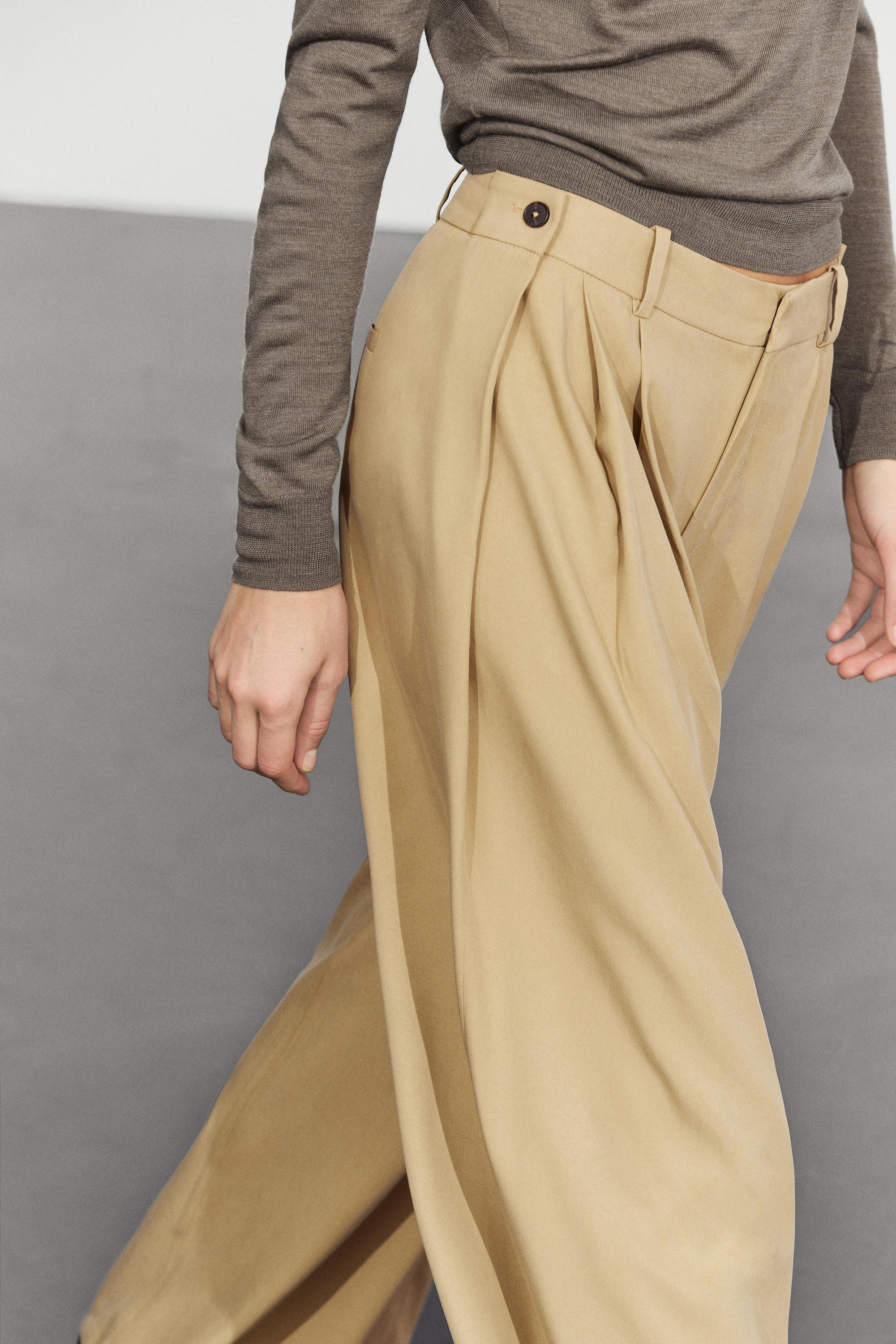 Pantalon fluide plissé à boutons
