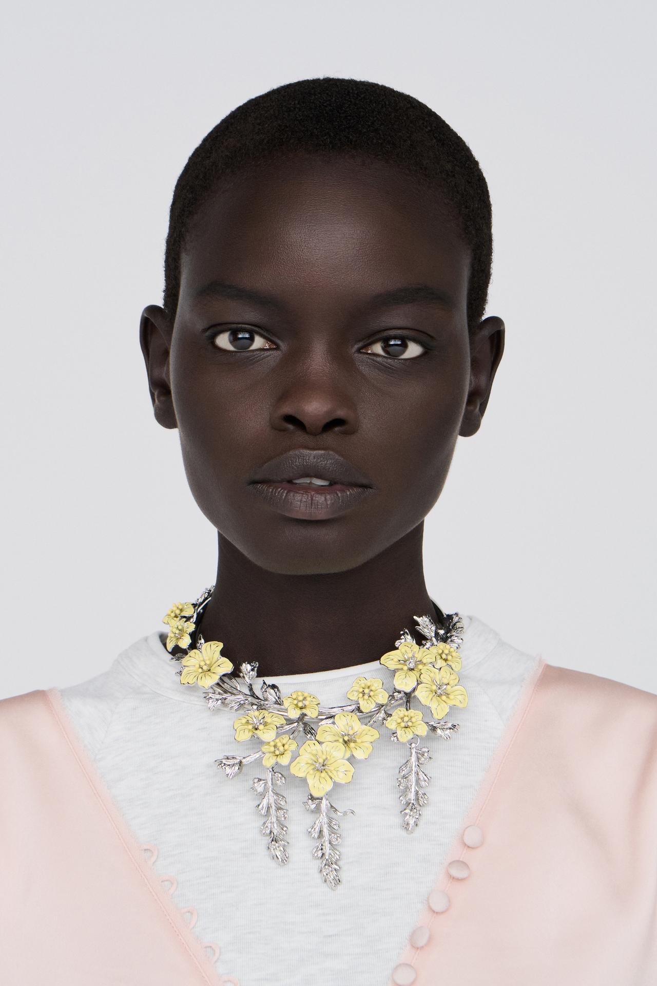 METAL CHOKER WITH EMBOSSED FLOWERS — Pastel yellow