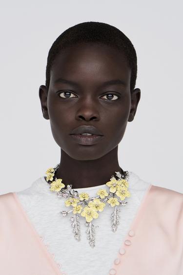 METAL CHOKER WITH EMBOSSED FLOWERS — Pastel yellow 2