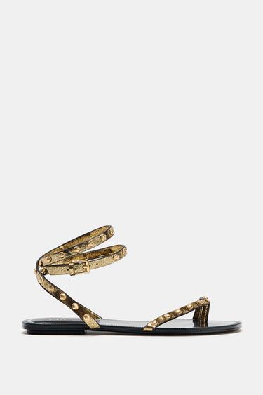 SANDALIA TIRAS TACHAS - Oro de Zara - Imagen 0