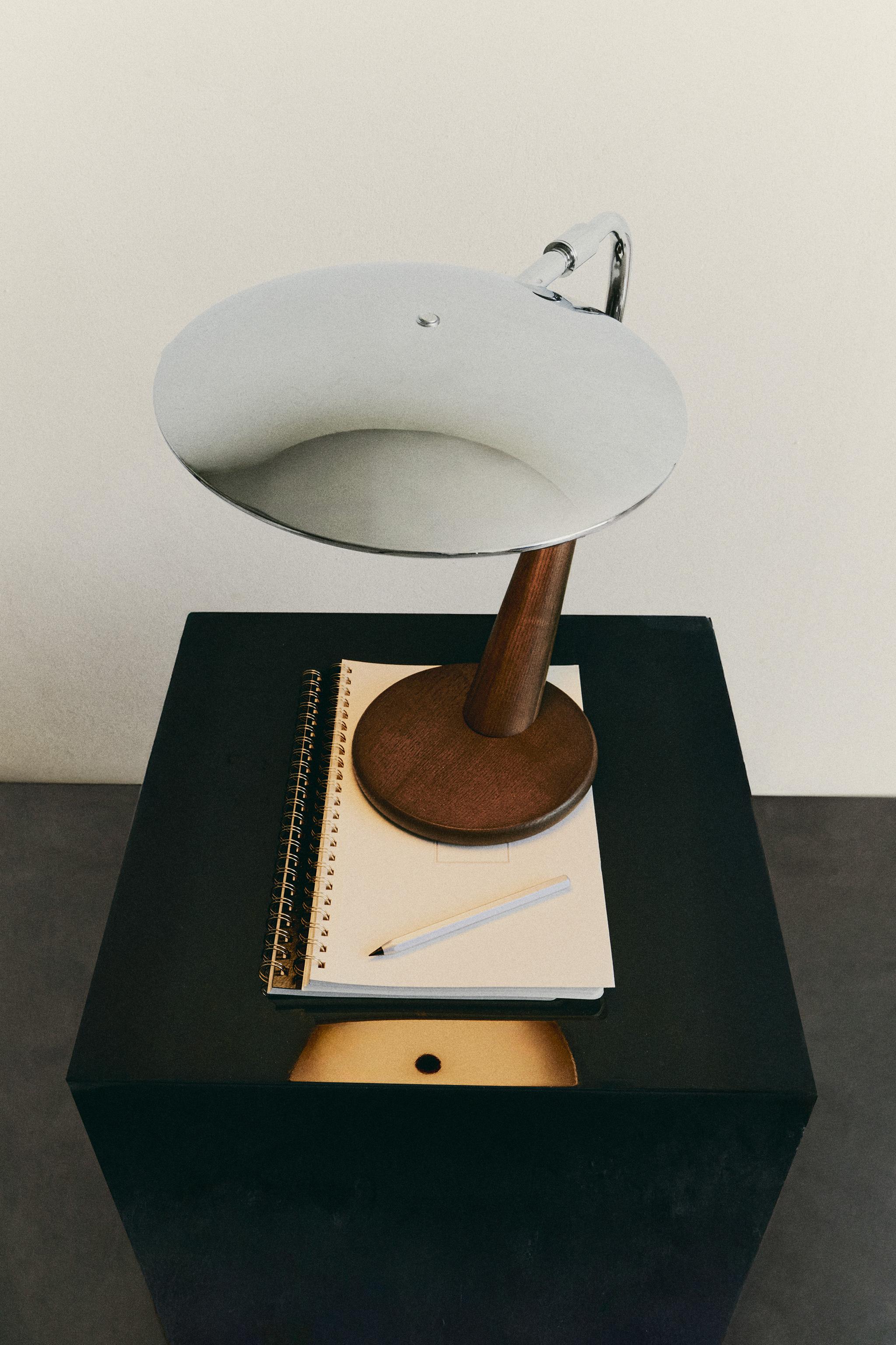 WOOD AND METAL TABLE LAMP — P