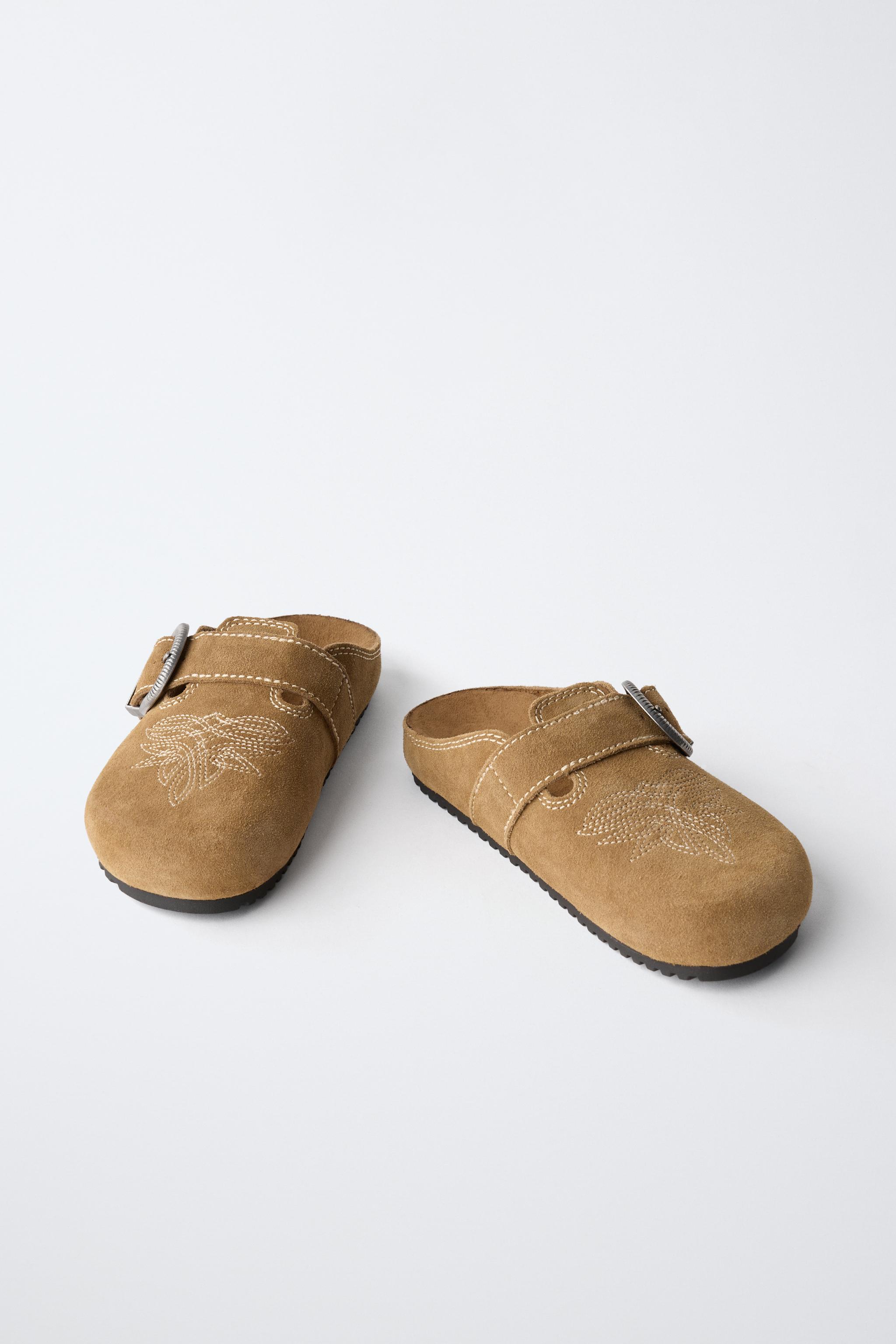 LEATHER BUCKLE CLOGS