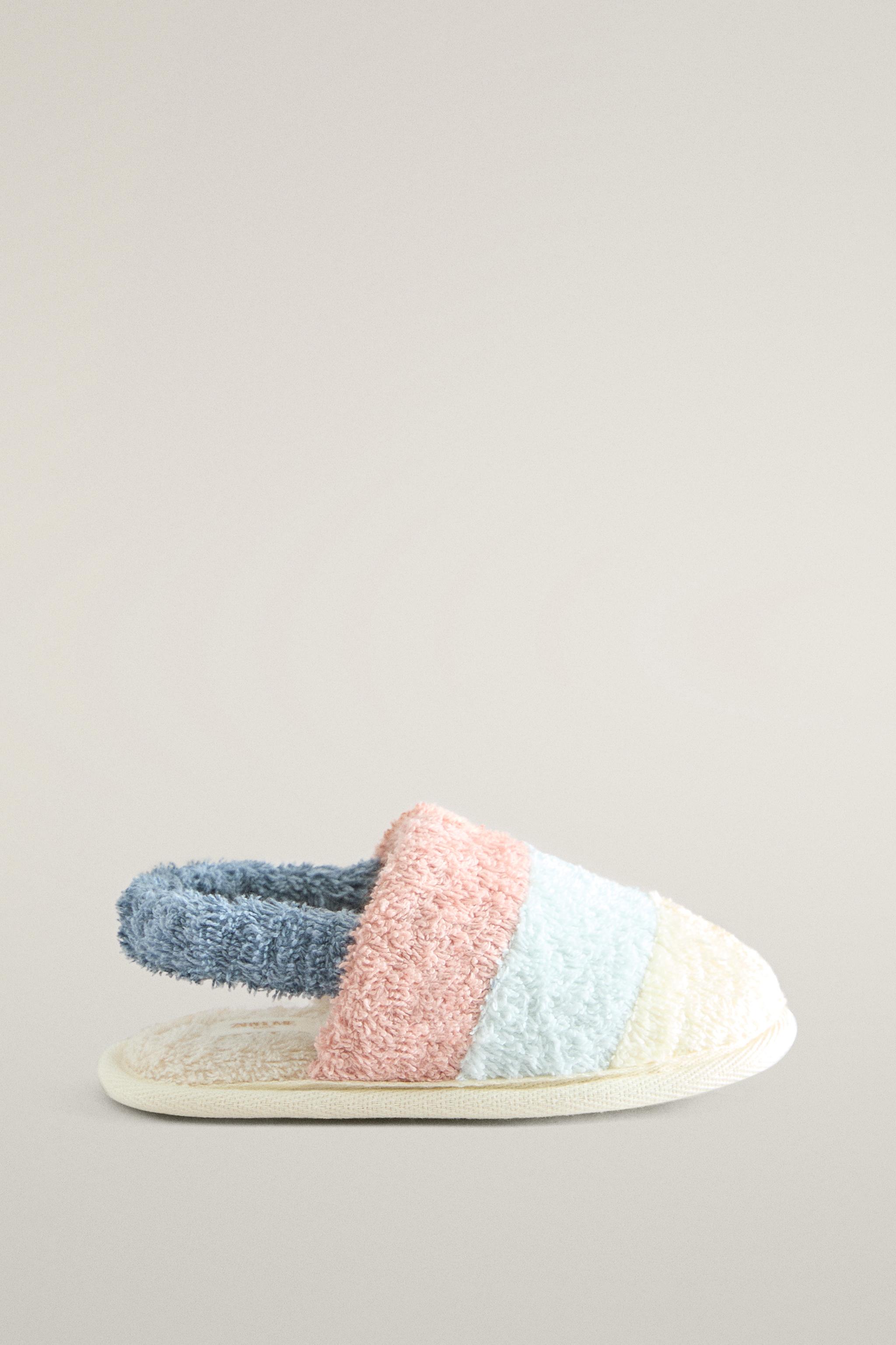 CHAUSSONS ENFANT SERVIETTE DE BAIN