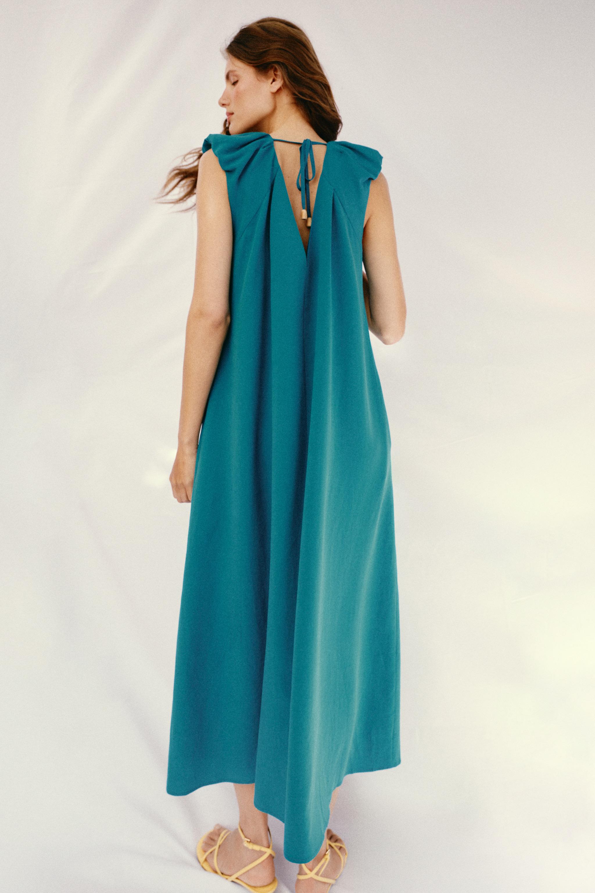LONG DRESS WITH DEFINED SHOULDERS