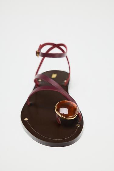SANDALES PLATES EN CUIR AVEC BRIDES ET DÉCORATION - Bordeaux de Zara - Image 4