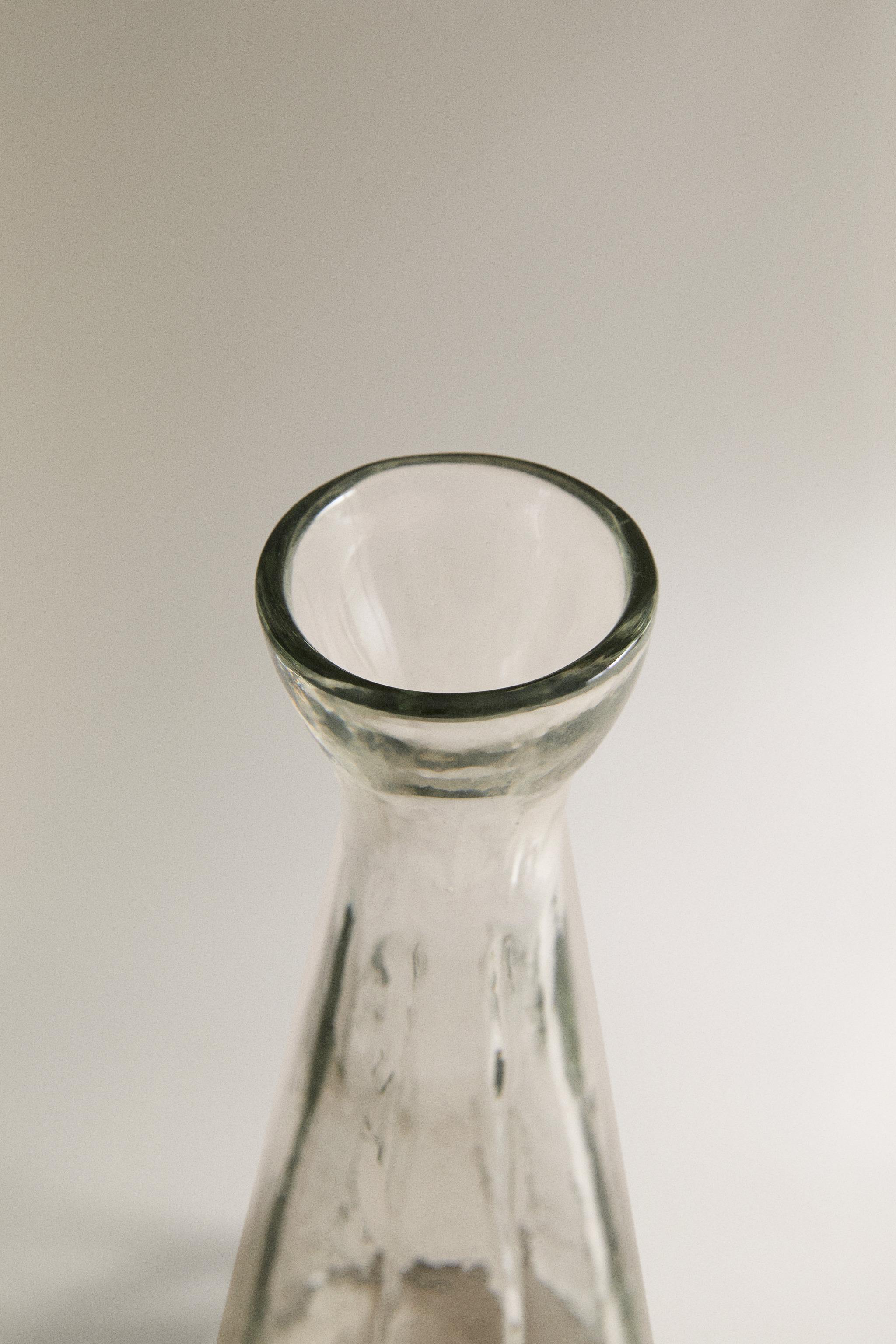 VASE FACETTÉ EN VERRE ÉTROIT