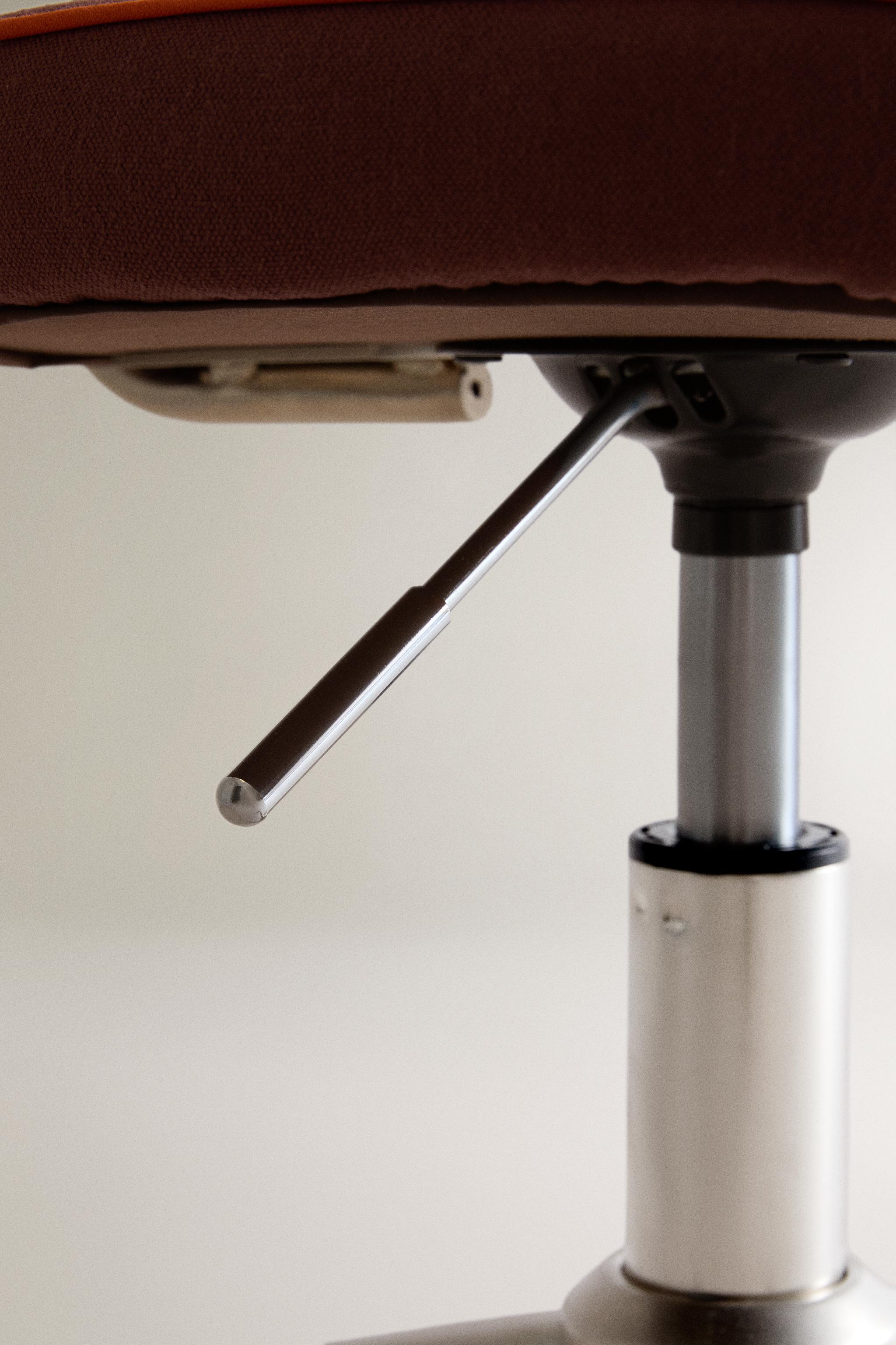 KIDS’ DESK CHAIR WITH PIPING AND WHEELS