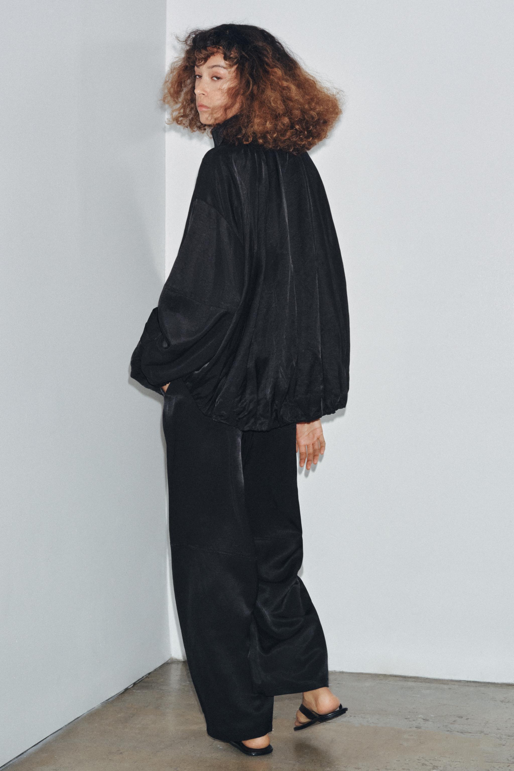 ZARA WOMAN COLLECTION 流れるようなボンバージャケット