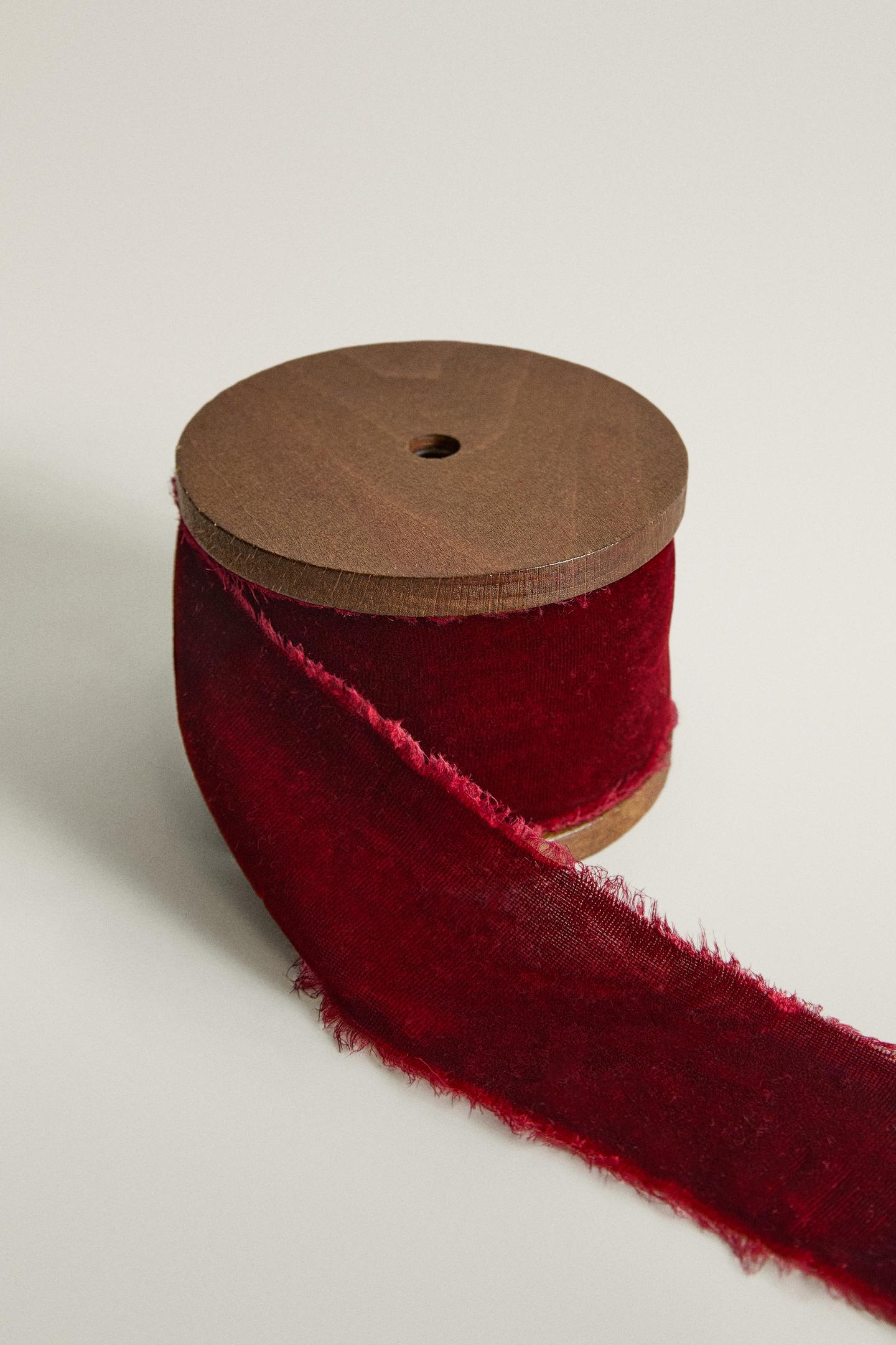 Zara Frayed Velvet Christmas Gift Ribbon, цвет: Красный — фото 3