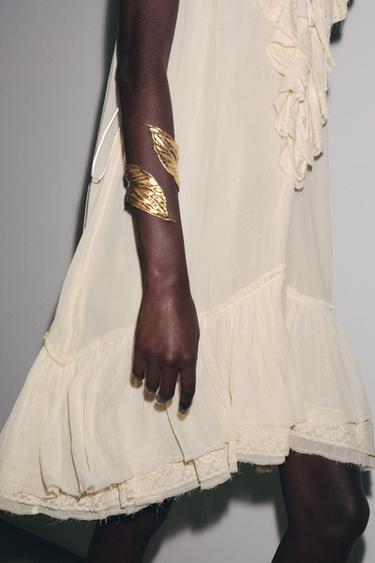 سوار معدني ورقة - ذهبي الخاص بـ Zara