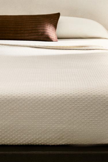 Zara BEDSPREAD WITH POLKA DOT DESIGN - Beige