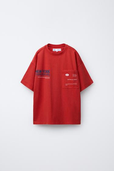 CAMISETA EFECTO LAVADO TEXTO - Rojo de Zara