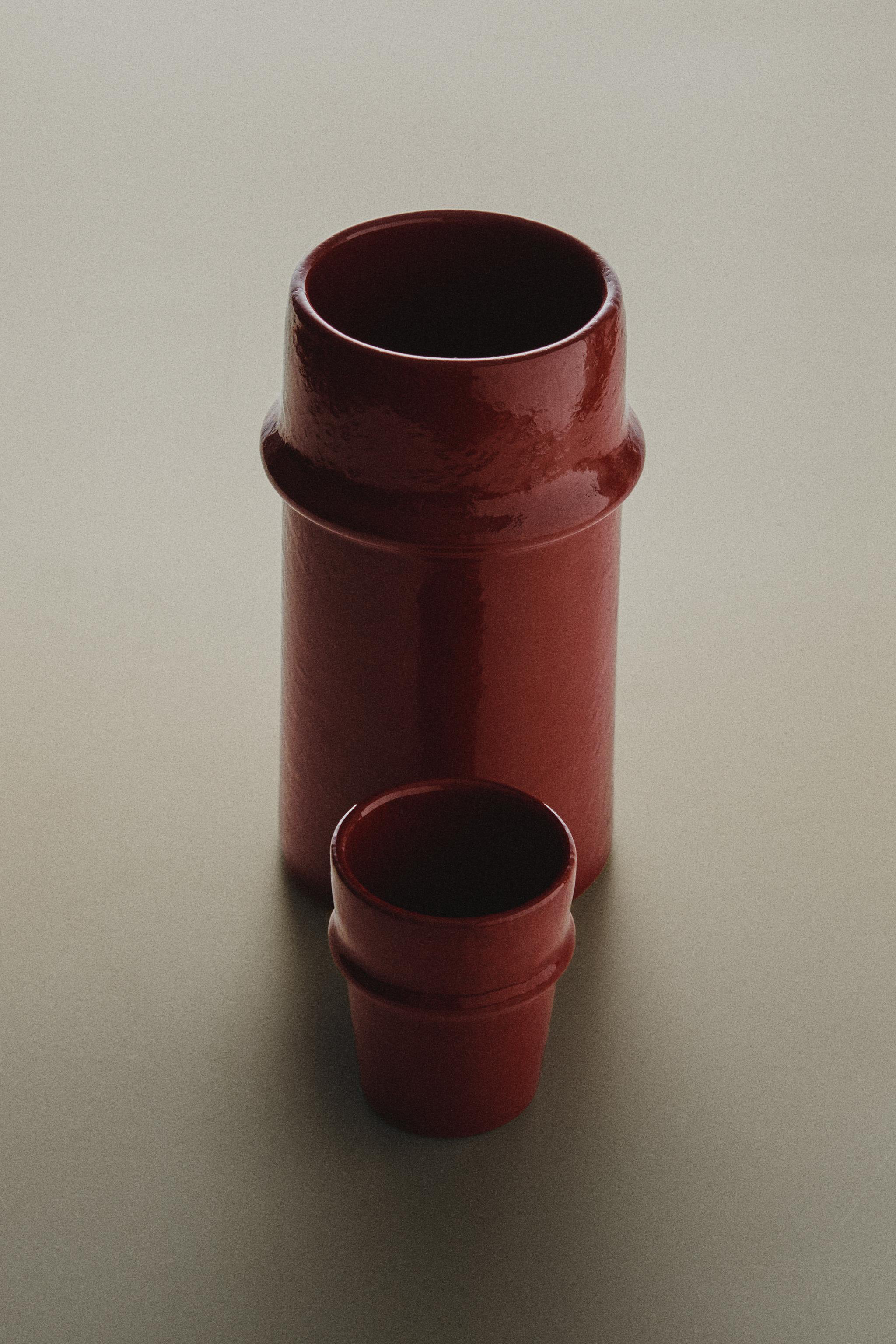 VASE WITH RAISED LACQUERED FINISH
