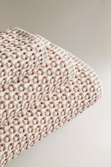 SERVIETTE DE BAIN COTON TEXTURÉE - Rose poudré de Zara - Image 1