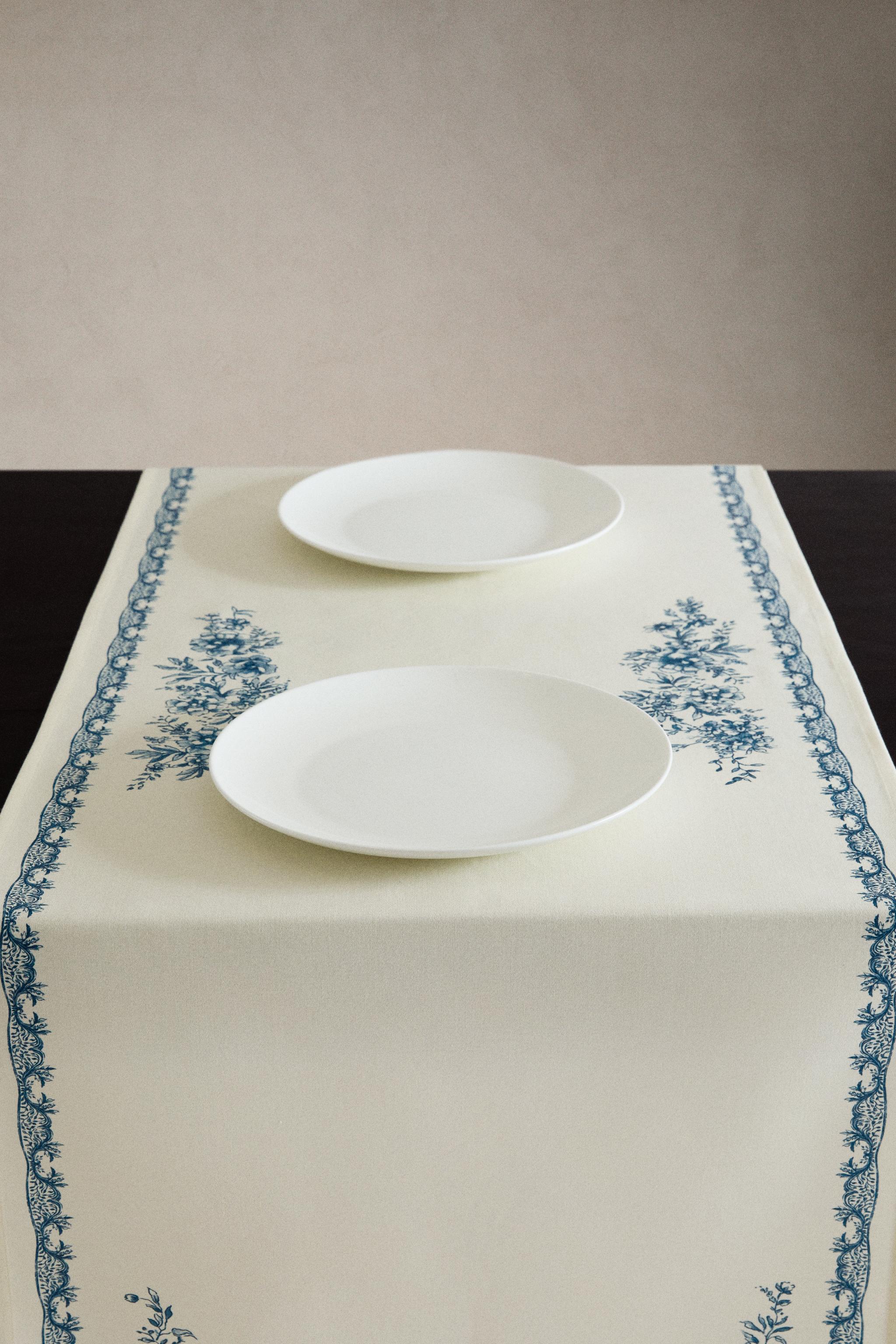 PRINTED SATEEN TABLE RUNNER — Blue
