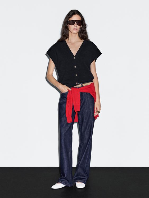 Knit vest with golden buttons