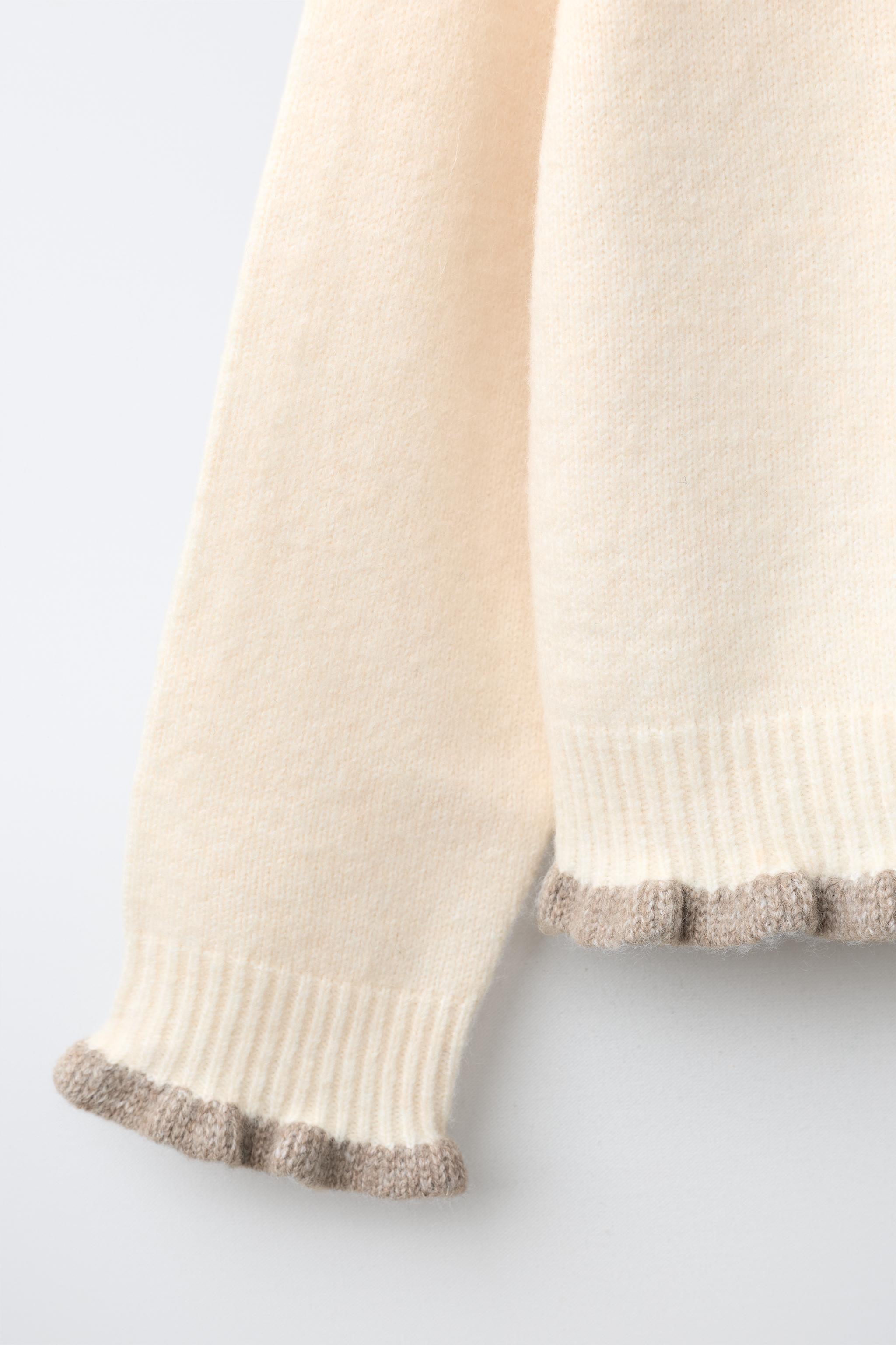 PULL EN MAILLE À VOLANTS CONTRASTANTS