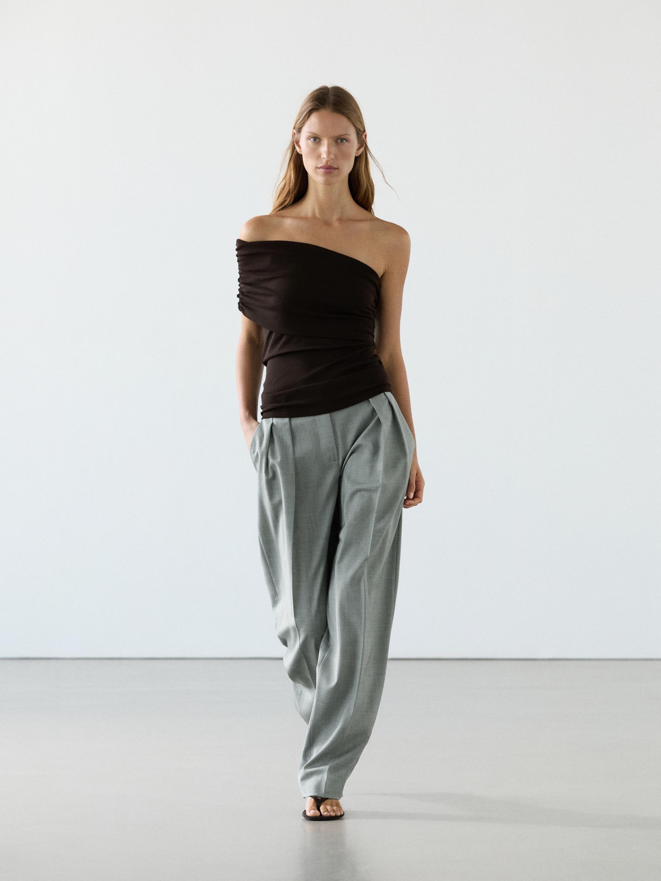 Top asymétrique à encolure drapée