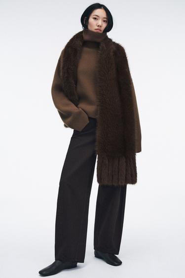 ÉCHARPE UNIE EFFET FOURRURE À FRANGES - Marron de Zara