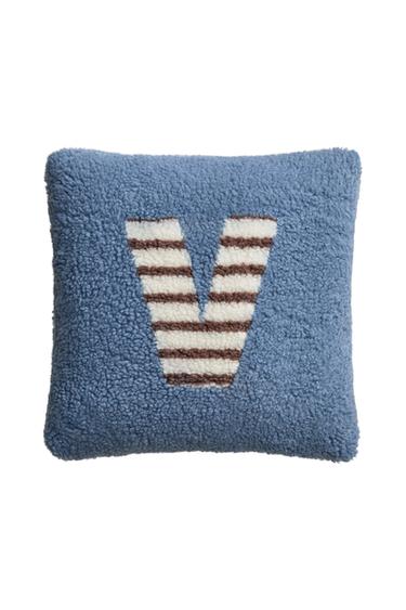 KINDERKISSEN TEDDYFELL BUCHSTABE V - Blau von Zara