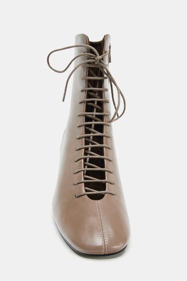 BOTTINES À TALONS EN CUIR ET LACETS - Gris taupe de Zara - Image 4