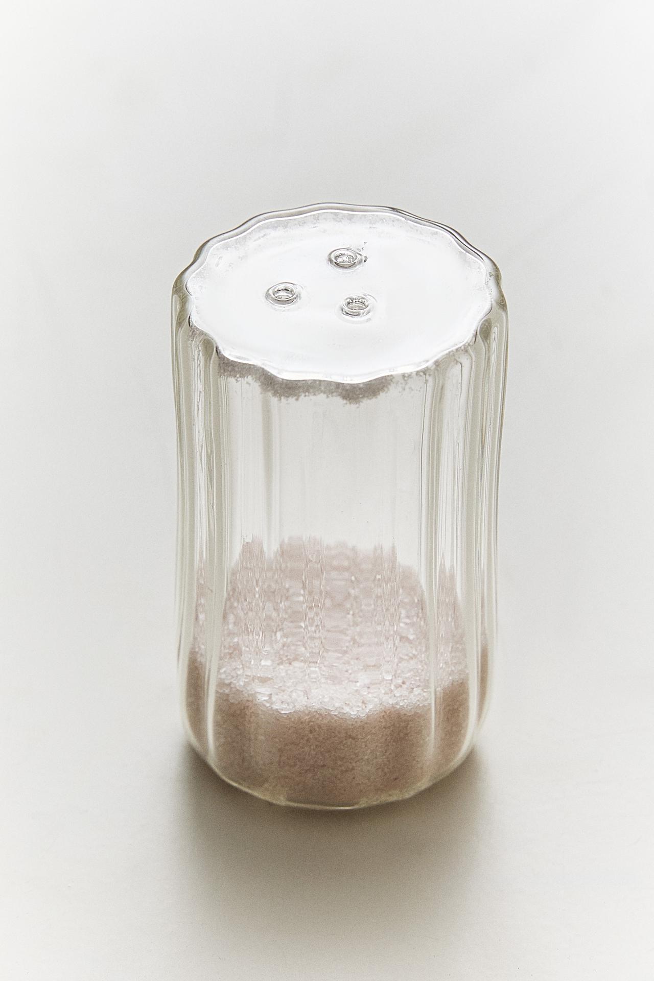 BOROSILICATE GLASS SALT SHAKER — Transparent