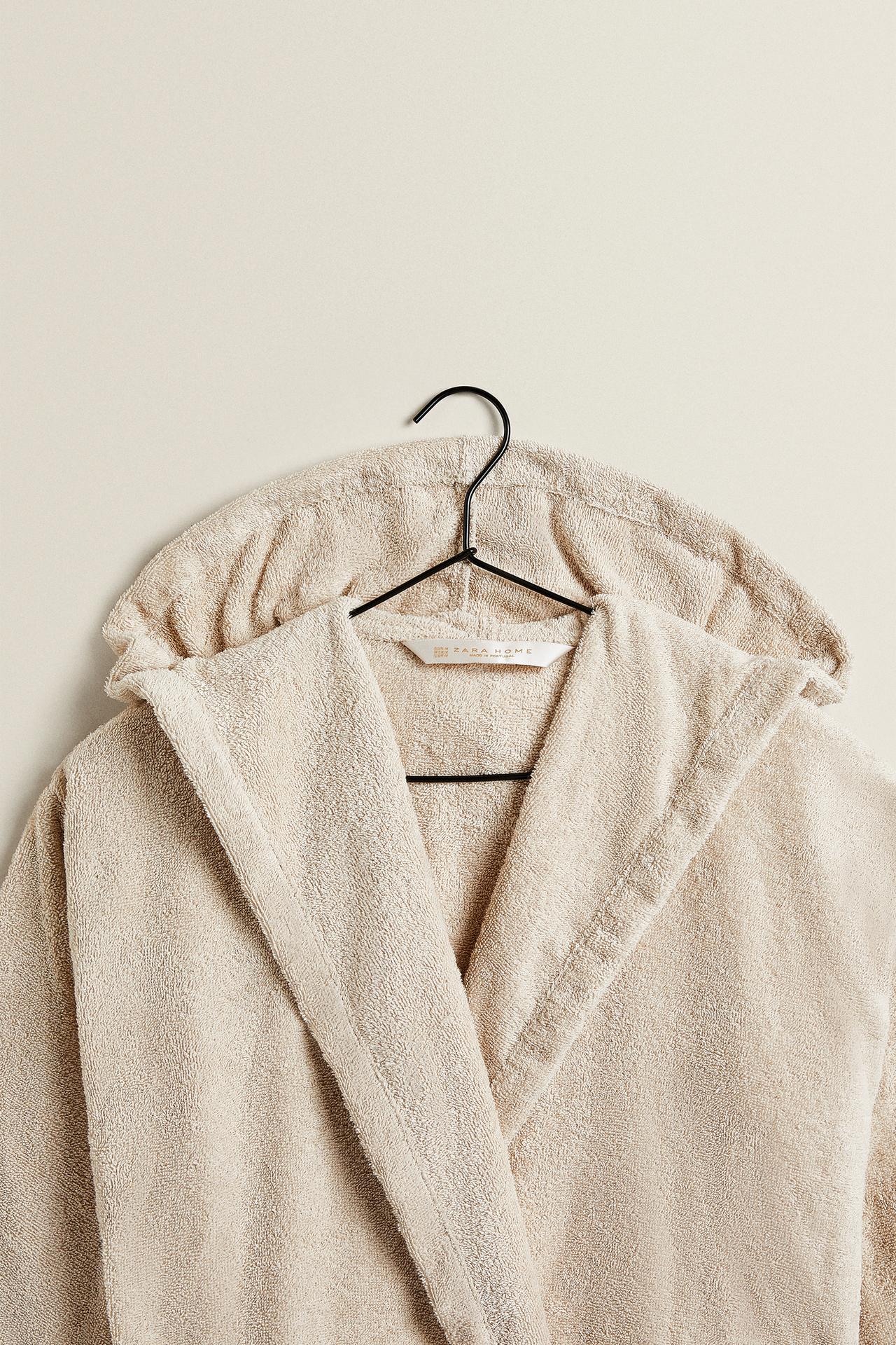 HOODED BATHROBE (360 GXM²) — Sand