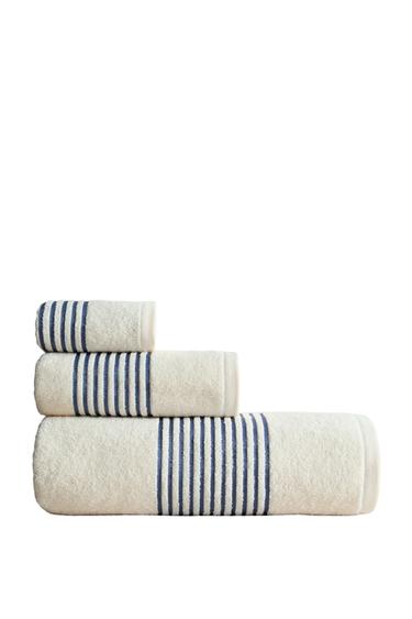 COTTON BATH TOWEL WITH STRIPED BORDER - dusty blue الخاص بـ Zara