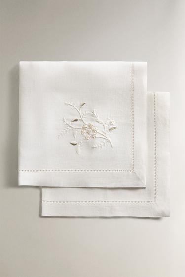 PACK OF LINEN CHRISTMAS NAPKINS WITH FLORAL EMBROIDERY (PACK OF 2) - خَام الخاص بـ Zara