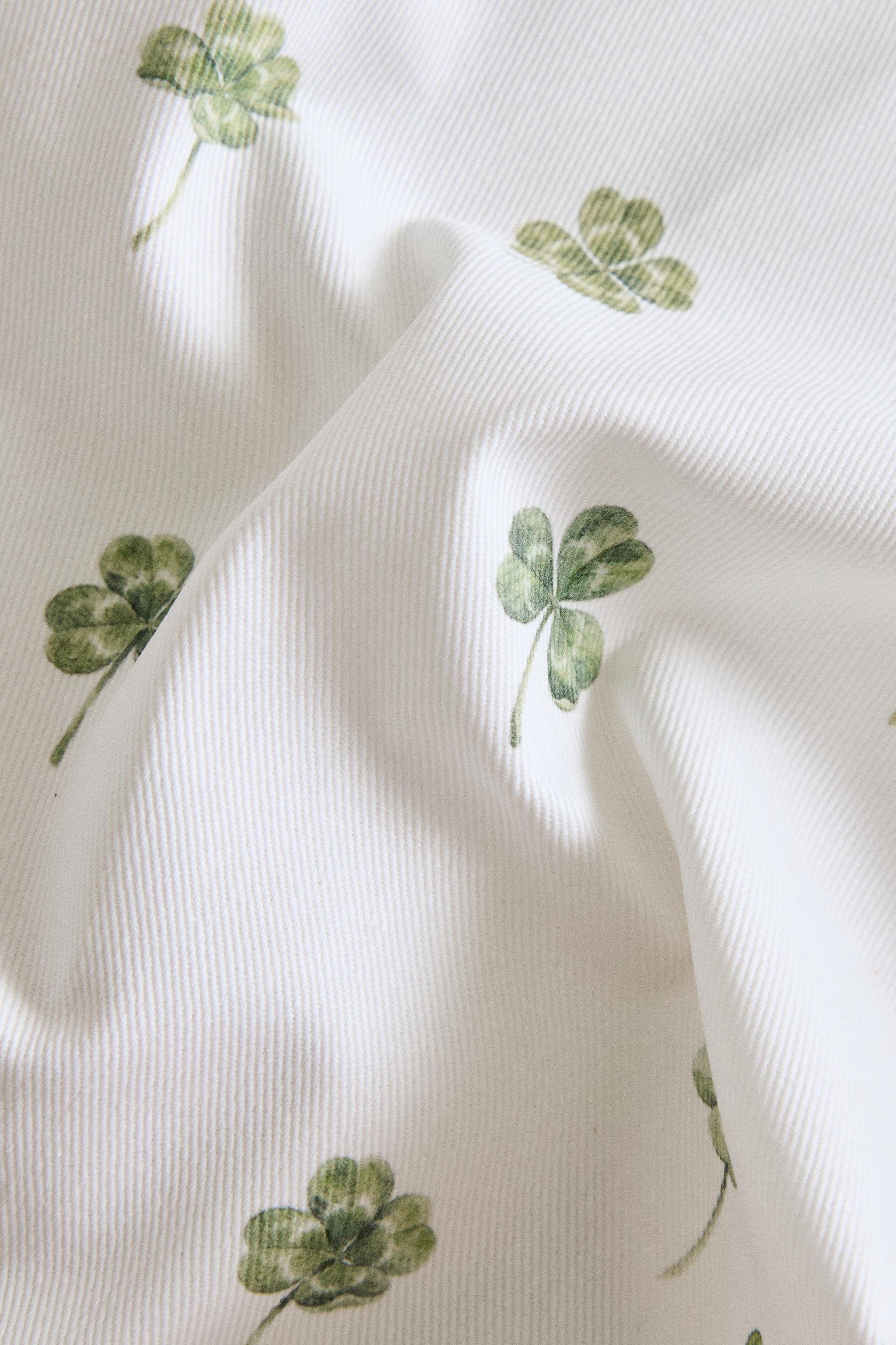 RESIN-COATED CLOVER TABLECLOTH