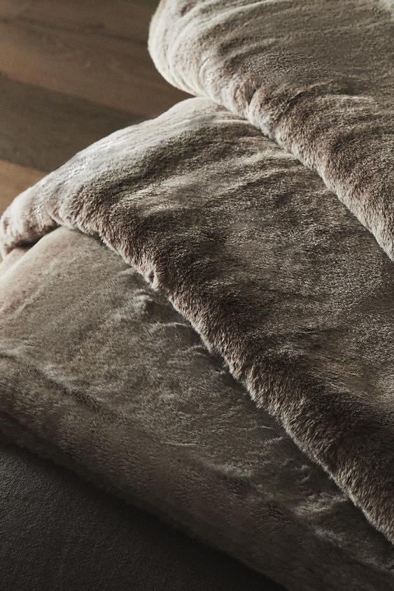 Las 10 mantas de Zara Home más calentitas para abrigarte en el sofá y ver  una peli