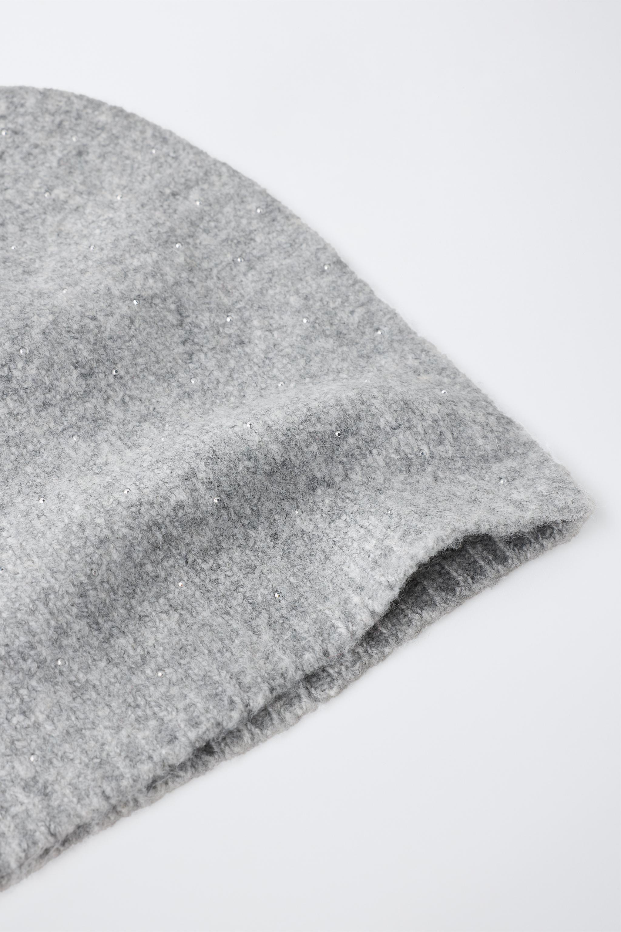 BONNET EN MAILLE BRODÉ