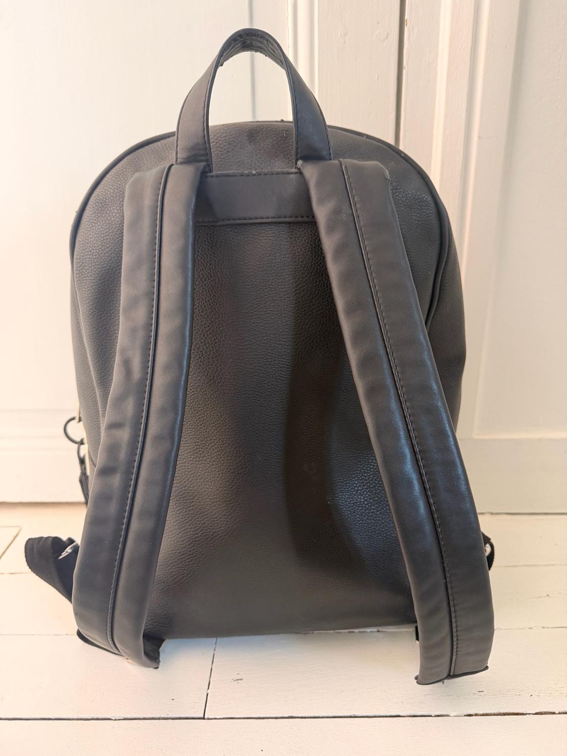 BLACK BACKPACK - Image 2