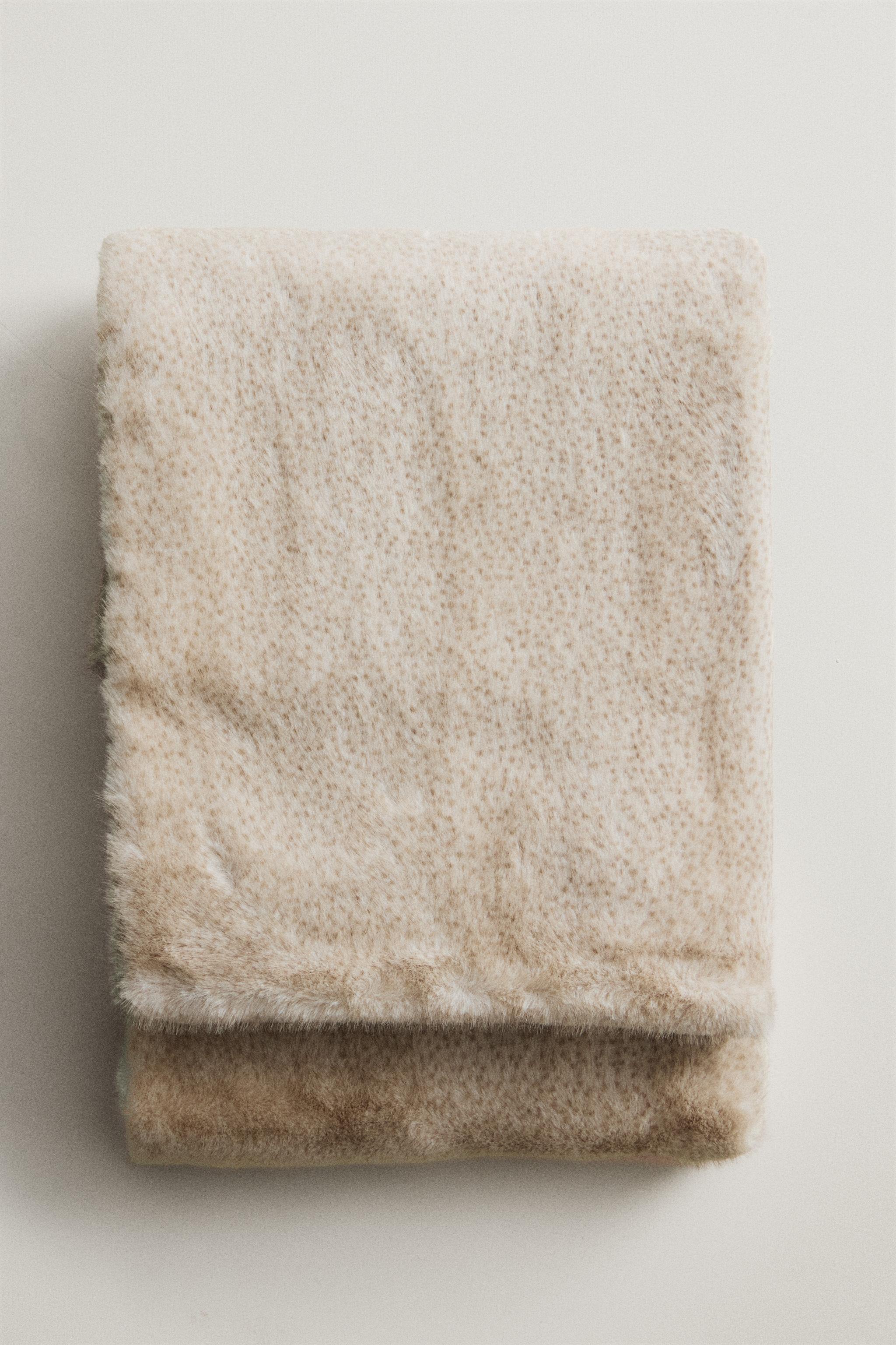 FLECKED FUR BLANKET