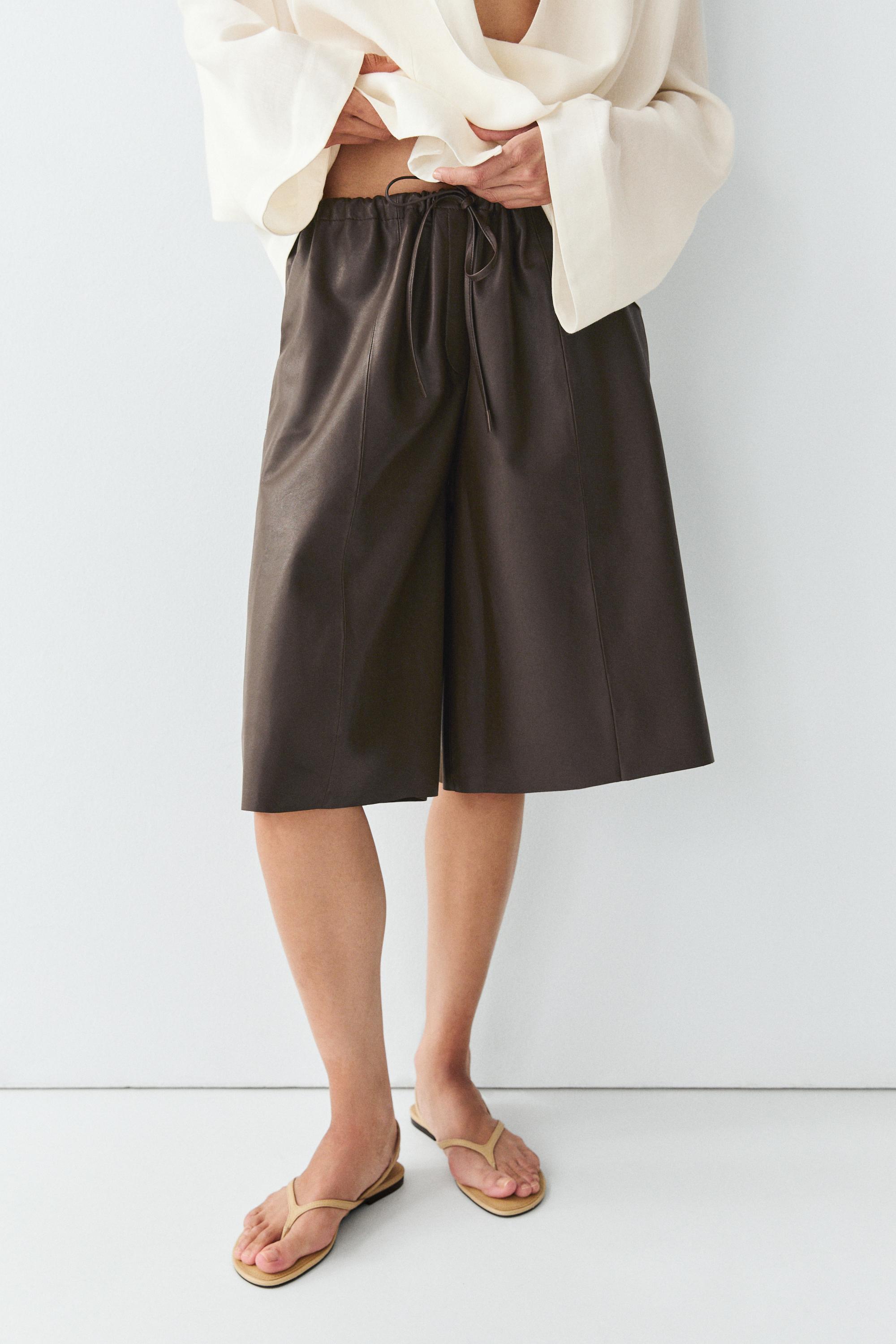 Long nappa leather Bermuda shorts — Leopard / Gray