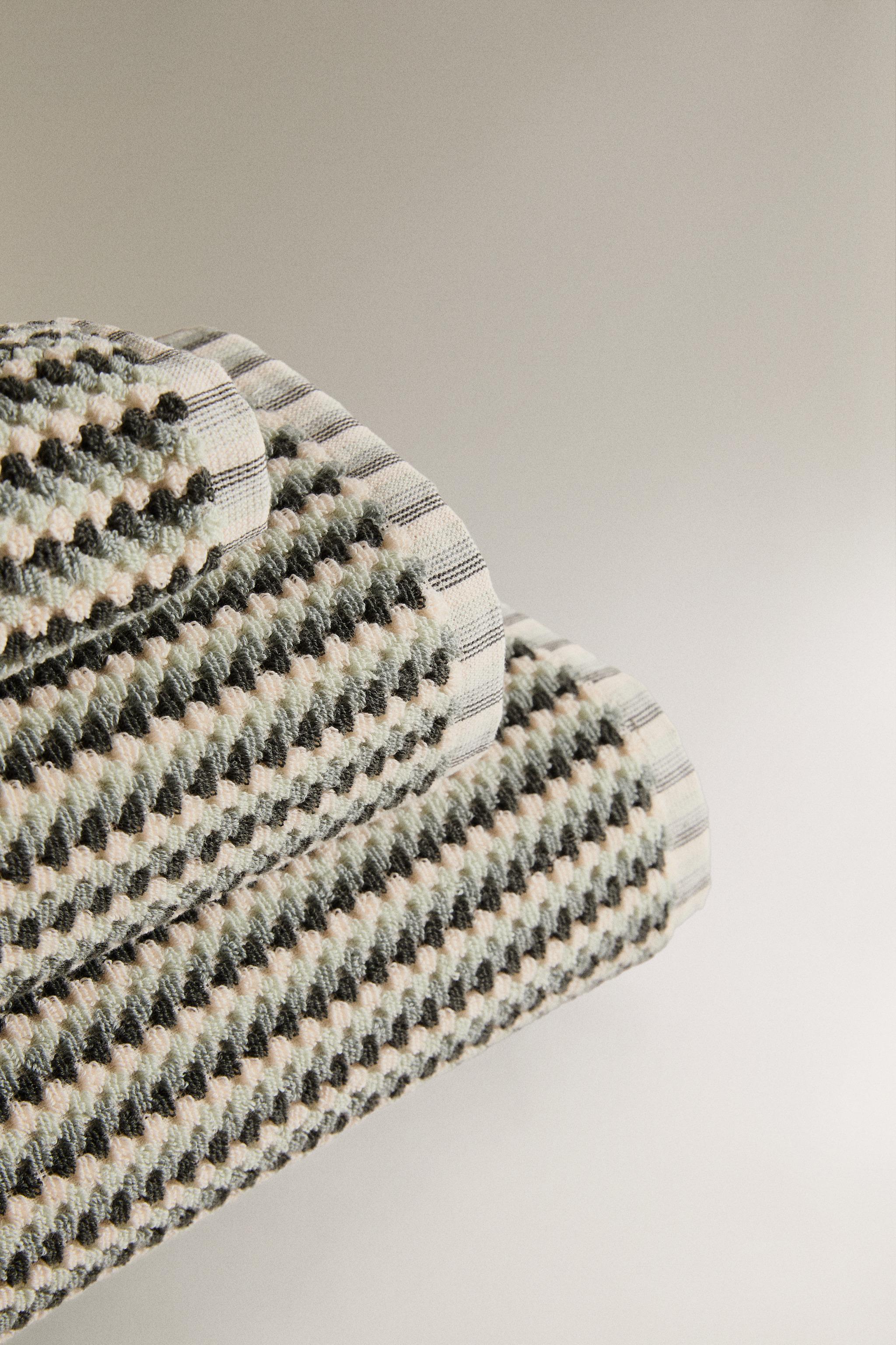 SERVIETTE DE BAIN JACQUARD GÉOMÉTRIQUE