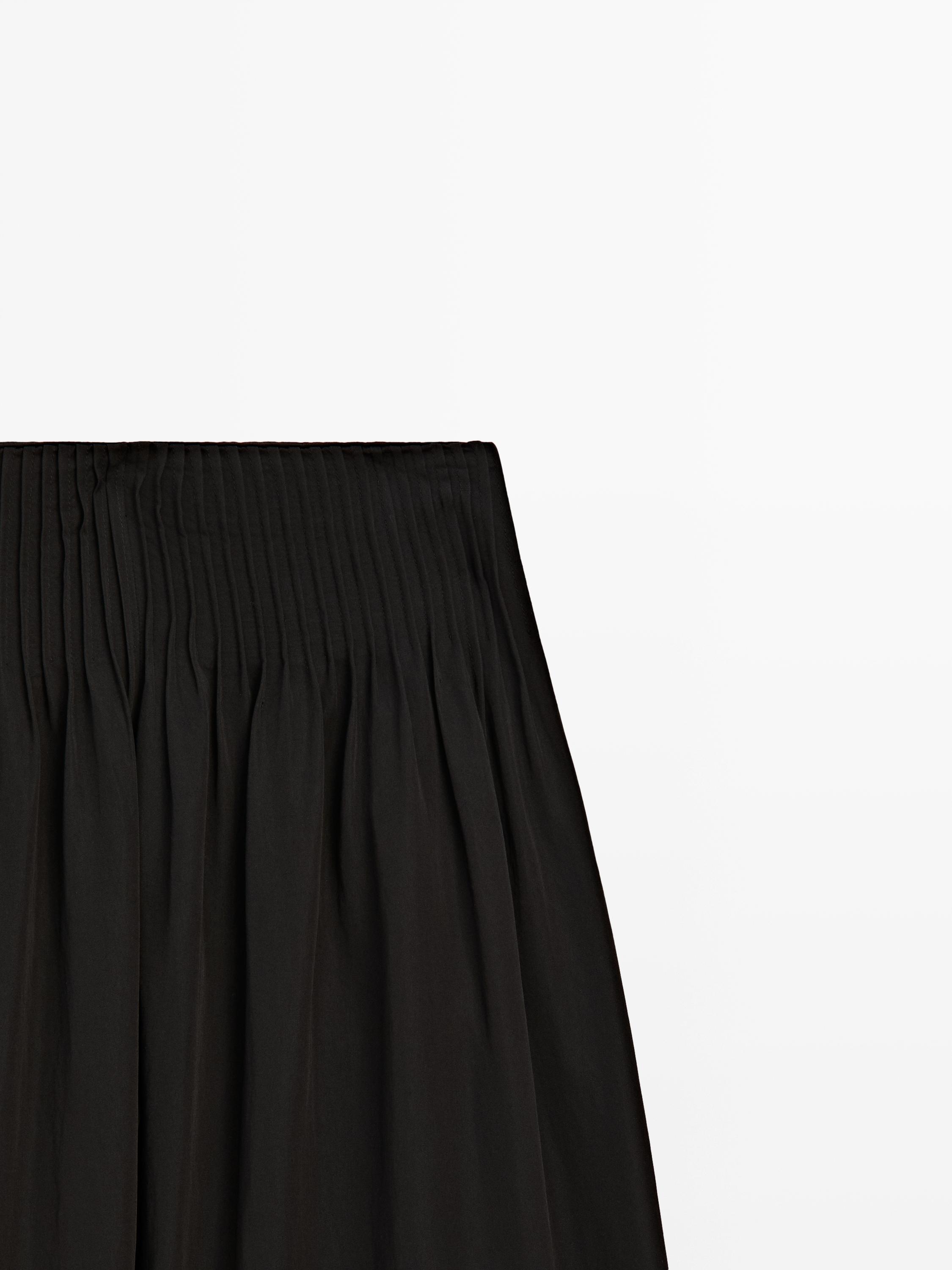 Flowing wide-leg pants