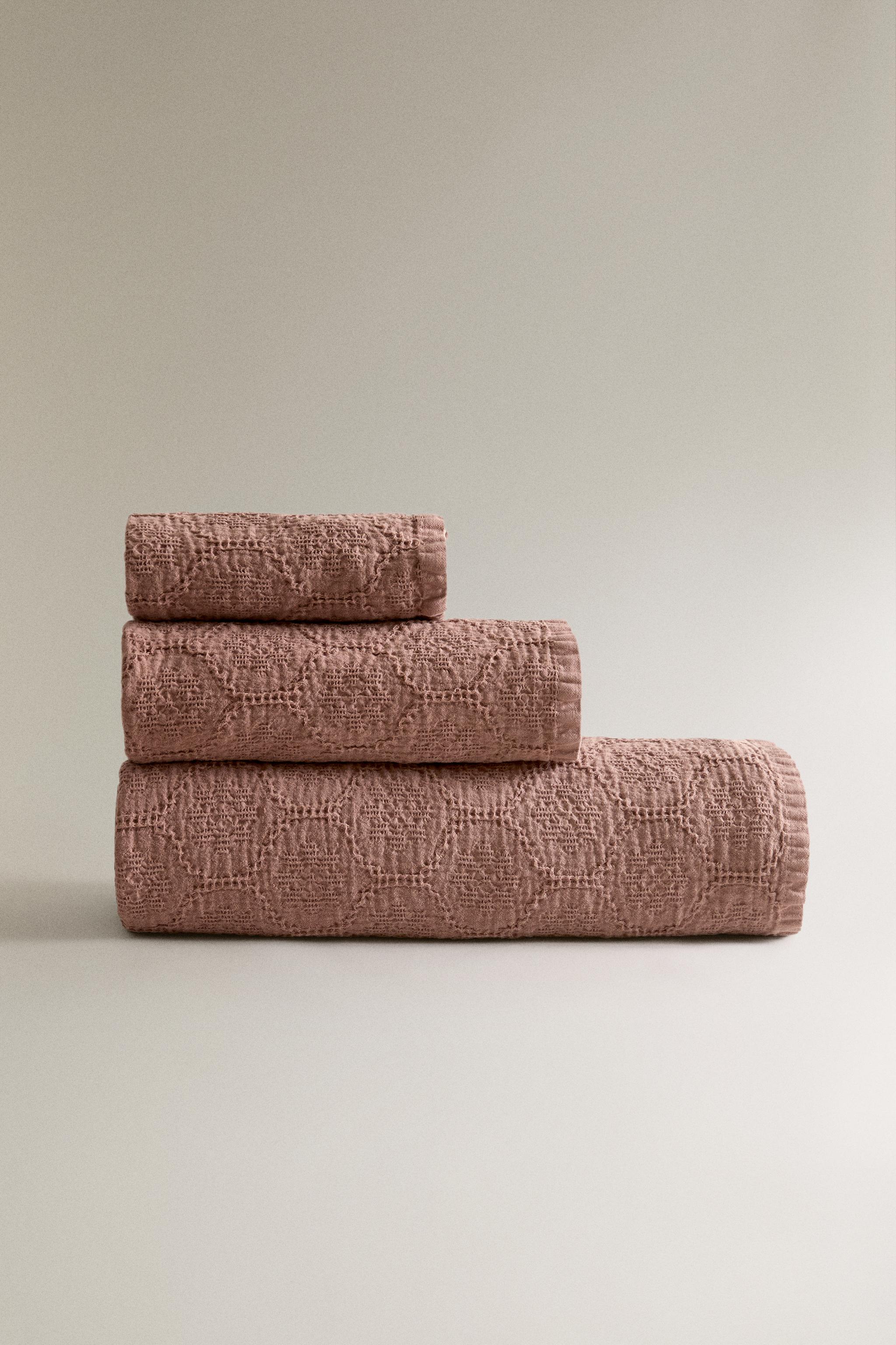 GEOMETRIC WAFFLE BATH TOWEL