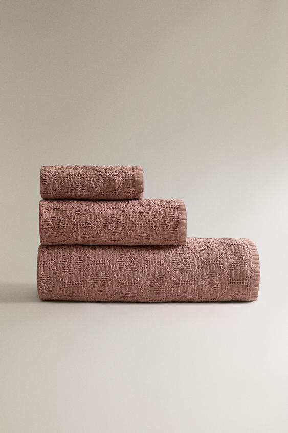 TOALLA BAÑO TEJIDO TIPO WAFFLE GEOMÉTRICO - Rosado de Zara - Imagen 0