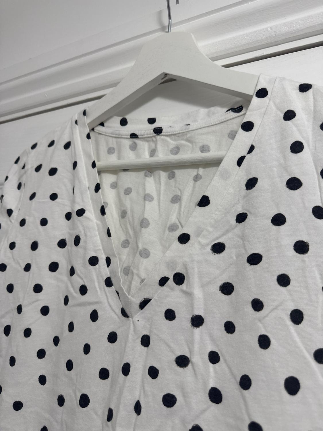 V-NECK BASIC T-SHIRT - Image 3