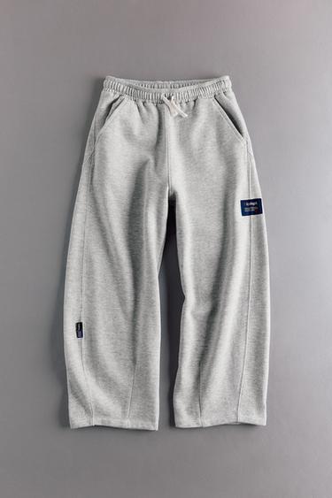 БРЮКИ BARREL ИЗ МЯГКОЙ ТКАНИ С НАШИВКОЙ — СЕРЫЙ С МЕЛАНЖЕВЫМ ЭФФЕКТОМ от Zara