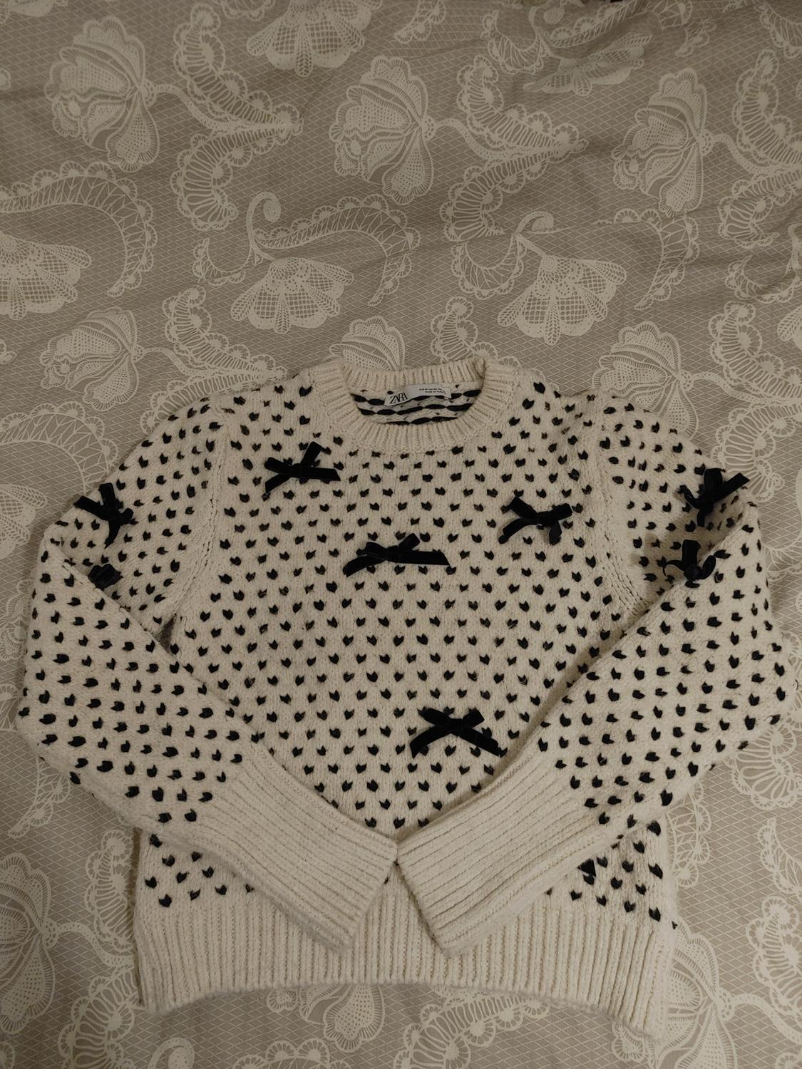 KNIT SWEATER WITH BOWS