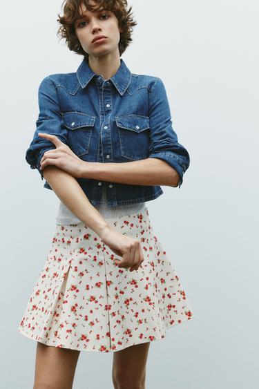 MINI JUPE À PLIS PLATS À FLEURS - Écru / Rouge de Zara