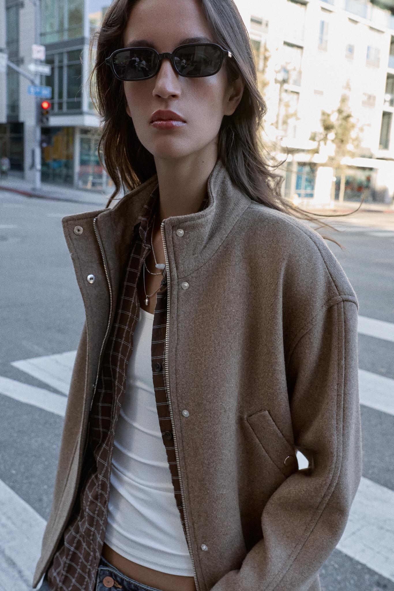 MANTEAU COURT AVEC LAINE ET CEINTURE