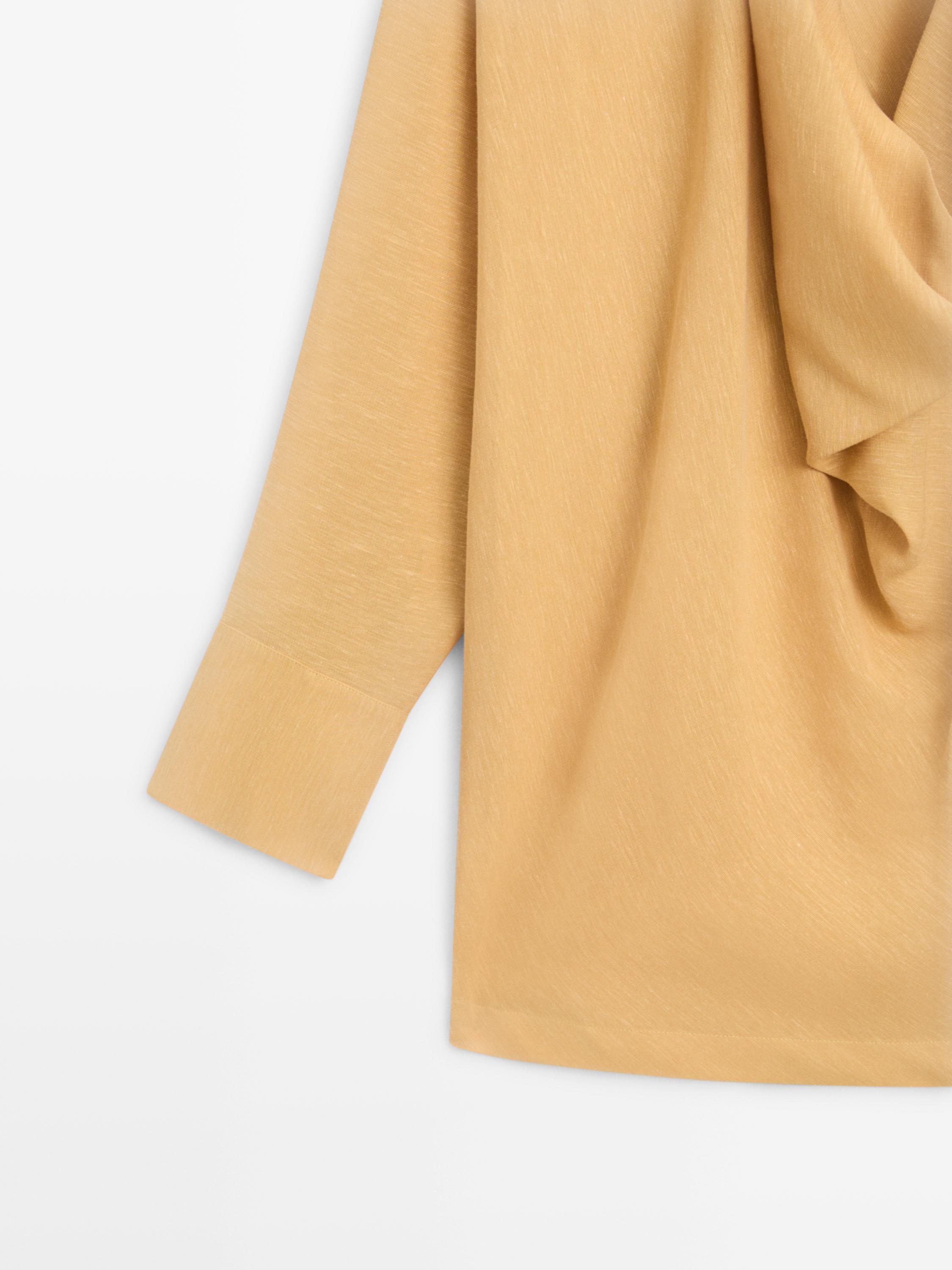 Blouse fluide à décolleté drapé
