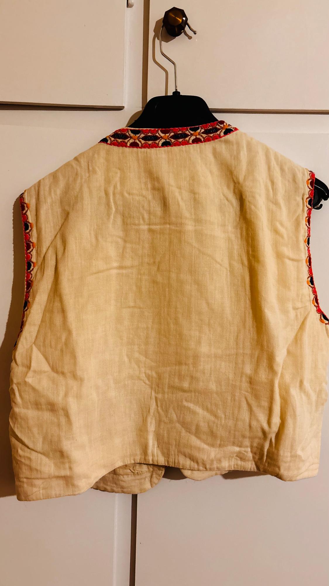EMBROIDERED SHORT GILET - Image 2