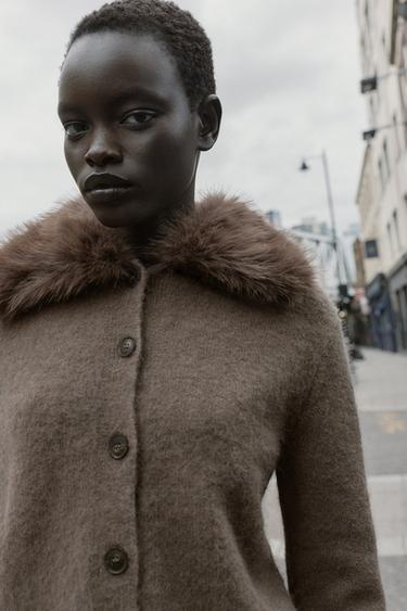 GILET EN MAILLE AVEC REVERS EFFET FOURRURE - Vison chiné de Zara - Image 4