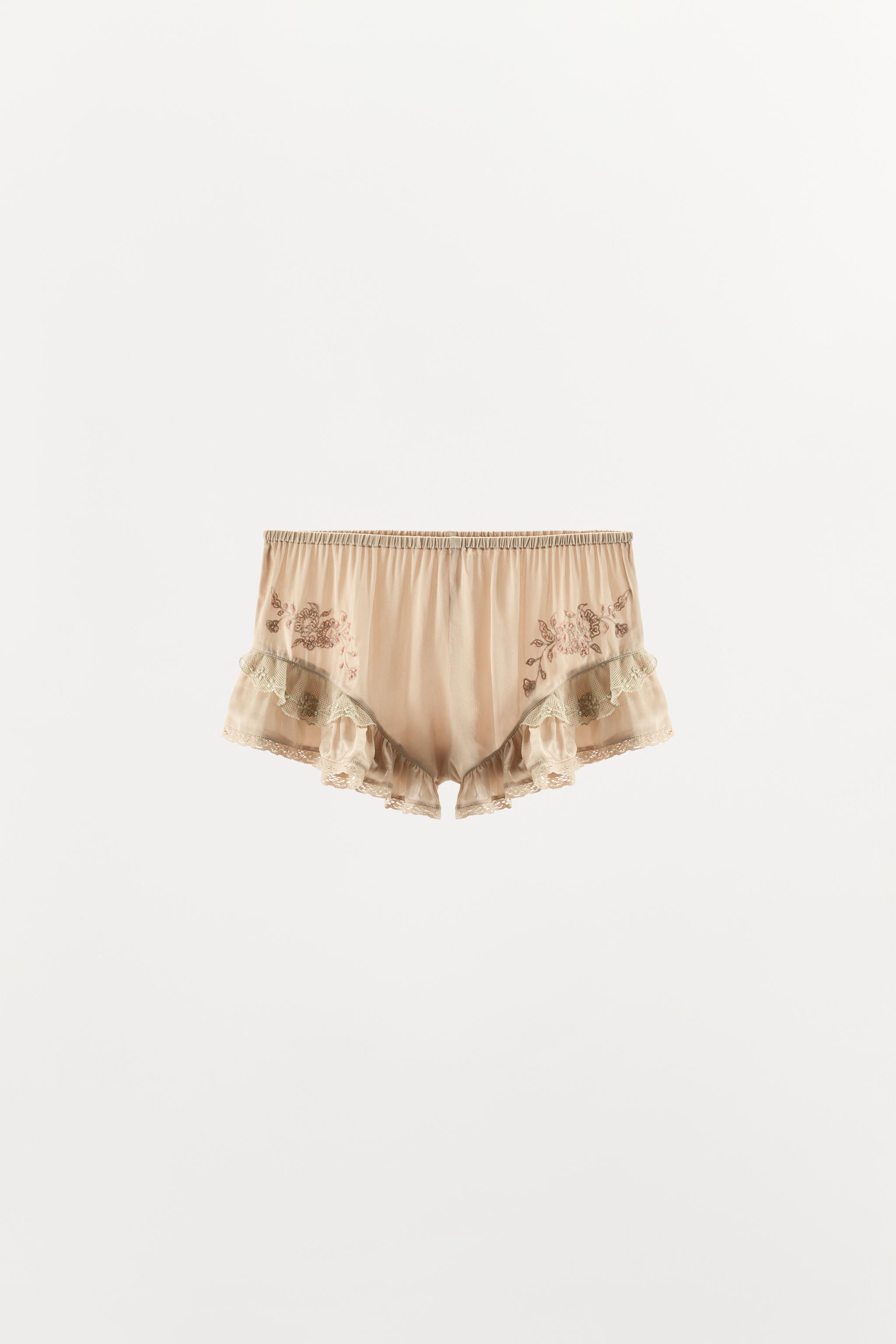 SHORT SATINÉ À VOLANTS ET FANTAISIE