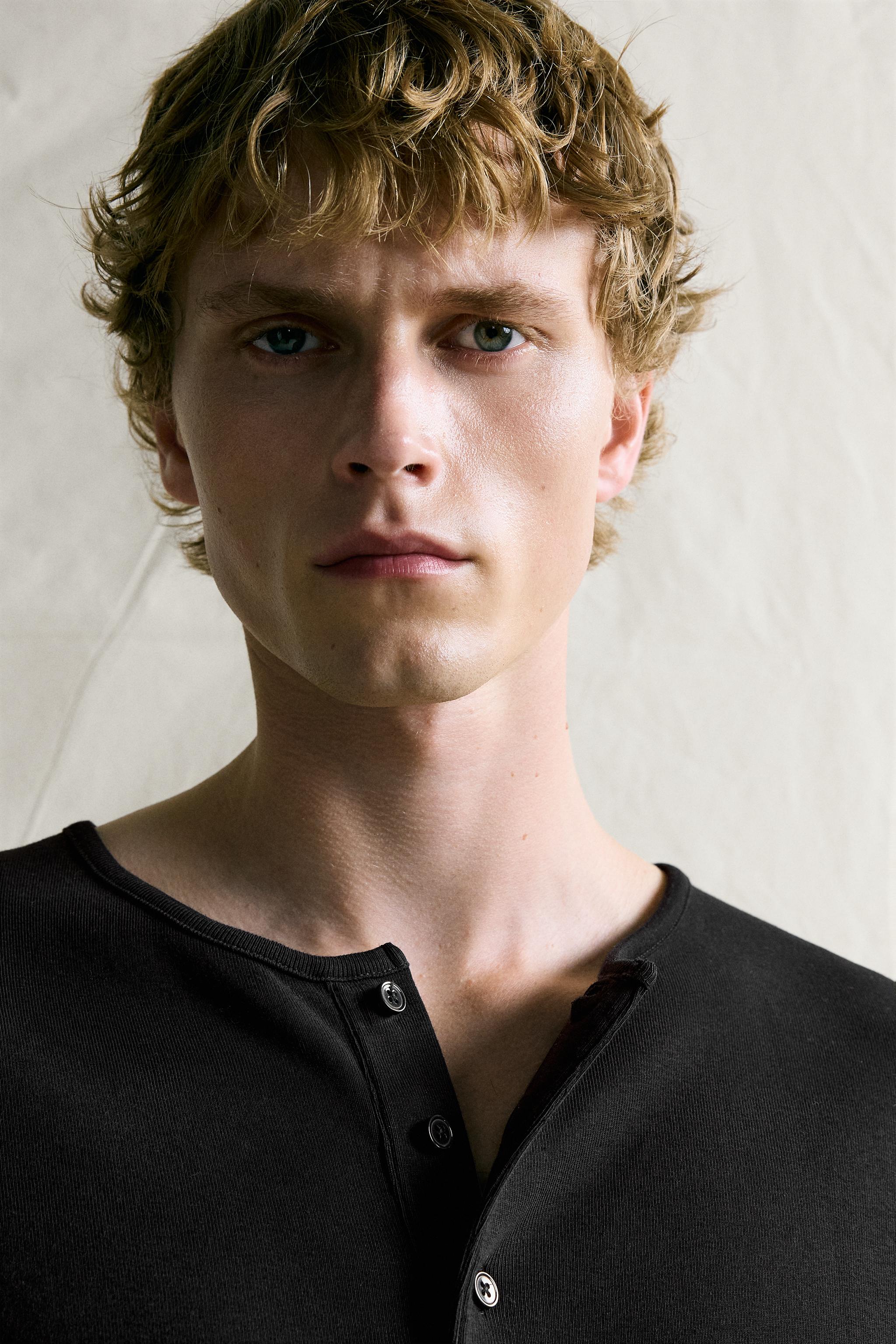 HENLEY T-SHIRT