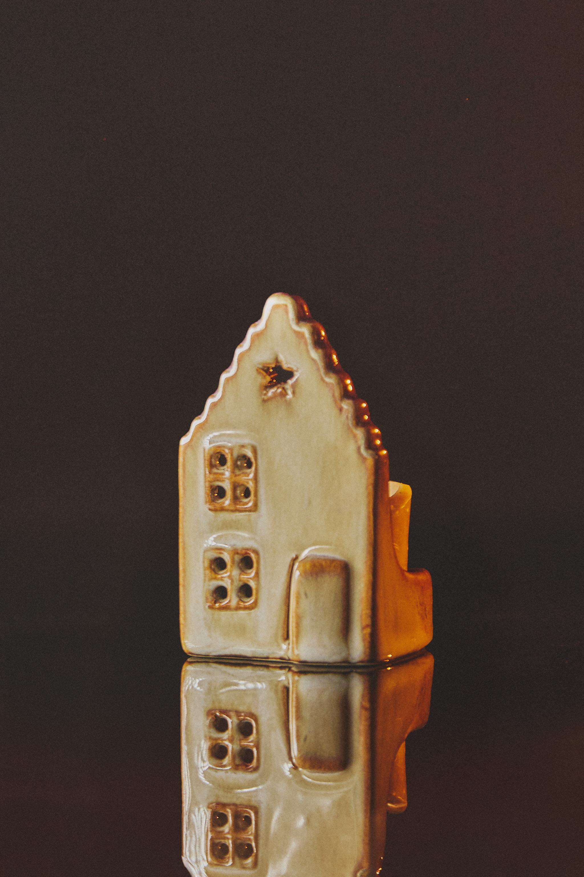 CHRISTMAS STAR CERAMIC HOUSE TEALIGHT HOLDER